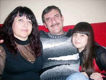 Второй помощник капитана Юрий Датченко с женой и дочерью в марте 2011-го  